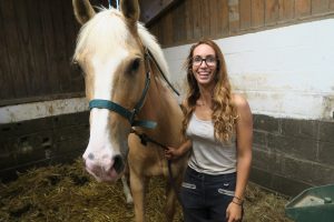 Sarah avec son cheval au Val Loyer