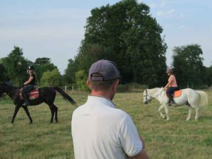 Renaud en reprise de dressage au pré : un travil d'équipe