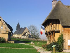 La mairie de Saint Sulpice de Grimbouville est une ancienne porterie du XVème siècle - Photo E. du Rivau