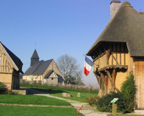 La mairie de Saint Sulpice de Grimbouville est une ancienne porterie du XVème siècle - Photo E. du Rivau