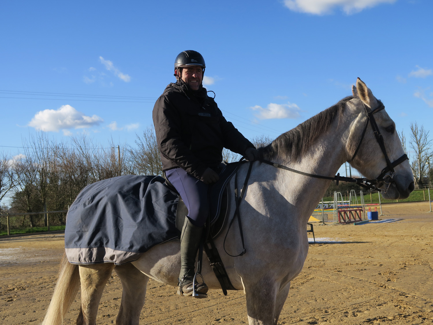 cavalier-renaud Renaud montant à cheval sur la nouvelle carriere