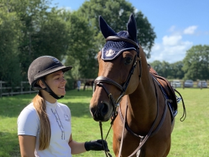 Justine Crochemore est monitrice d'équitation de l'écurie du Val Loyer