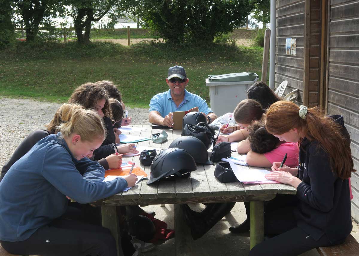 Leçon d'hippologie en plein air